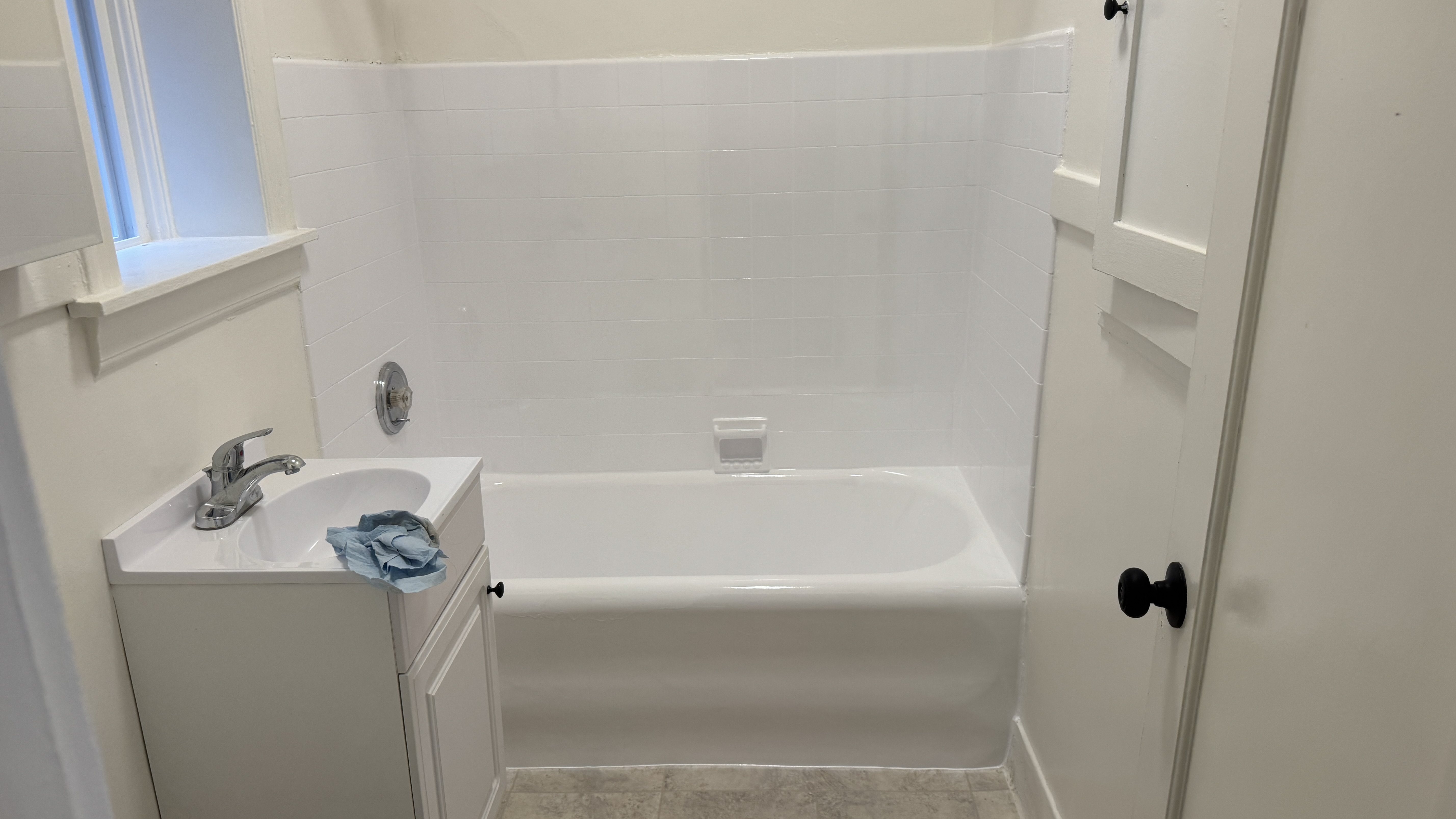 After reglazing in Daly City, CA &mdash; tub, tile, and vanity refinished in bright white